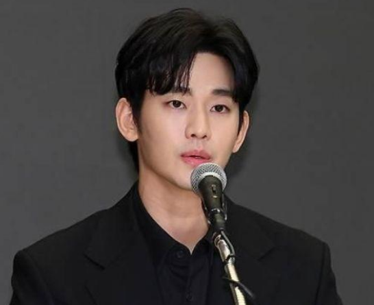 1년 내내 저격전 벌이던 김수현, 결국 고 <b>김새론 모친</b>까지 검찰로 넘....
