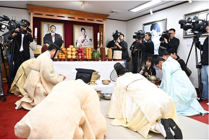 <b>박정희</b> 서거 47주기 <b>추모식</b>! 파독간호사 100여 명 구미 생가 찾은 진....