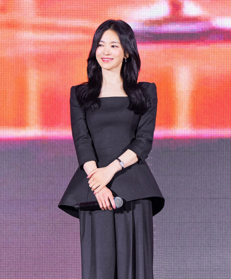 “귀걸이만 1480만원?” 블랙 수트 입은 송혜교, 공유 옆에서 꺼낸 뜻밖의 한마디
