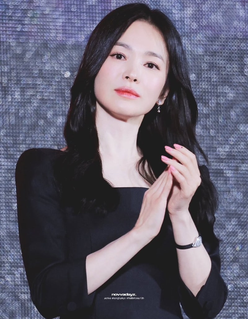“올블랙인데 이렇게 우아할 일?” 송혜교, 넷플잔치에서 선보인 착장 가격은?