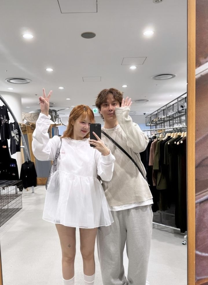 현아♥용준형, 결혼 7개월차 日 데이트서 970만원 명품백 선물받더니… 포착된 근황 봤더니