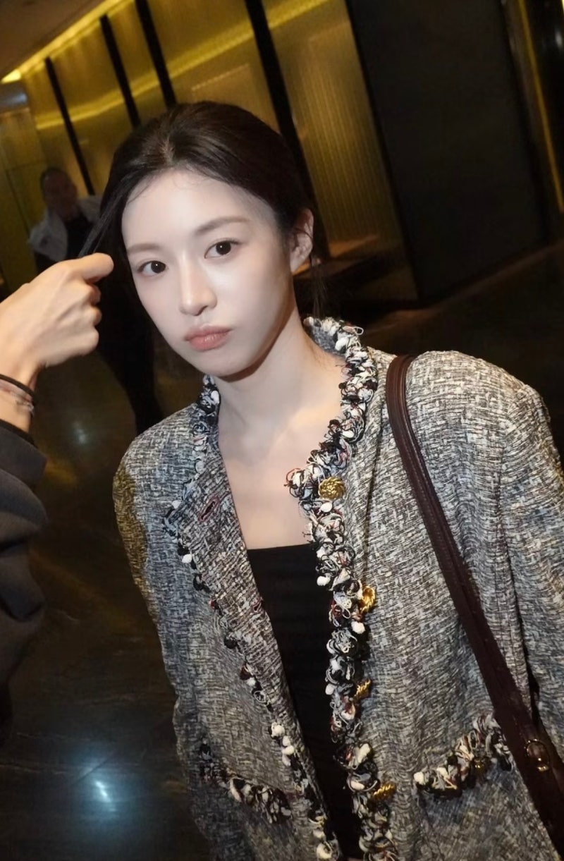 샤넬도 고윤정 덕을 보네…이 사모님룩 재킷을 청바지 하나로 이겨버리네