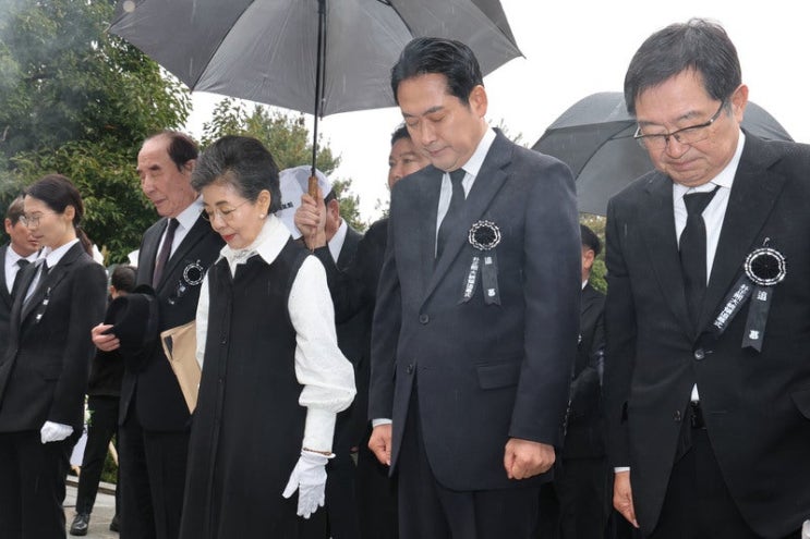 <b>박정희</b> 47주기 추모식…보수 인사들 대거 참석, ‘<b>박정희</b> 정신’ 계....