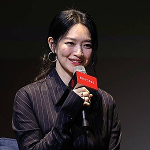 신민아와 김우빈의 50억 원 기부, 꾸준한 나눔이 전하는 의미