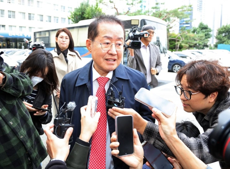 <b>홍준표</b> 변호사 <b>법정 출석</b>, 1년 6개월 만의 등장…경찰과 표적수사 공....
