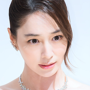 " 대체 누가 디자인했길래? " 이민정도 쉽지 않았던 드레스