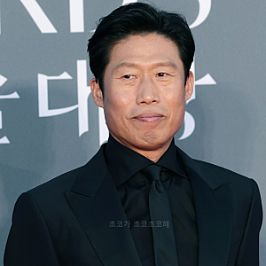 "집 앞 시위까지 겪은 '유해진' 경사났다… "역사 외곡 논란에도 대통령 표창 수상 유력