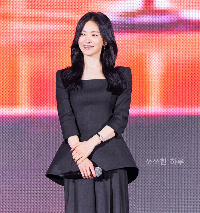“천천히 강렬하게, 송혜교는 옷으로도 보여주네” 페플럼 슈트로 완성한 우아함