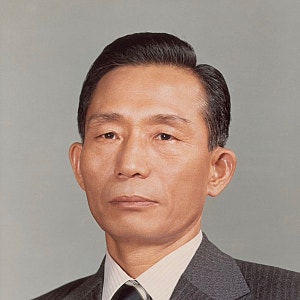 "추모 화환 보냈더니 발로 짓밟고 라이터로?" 박정희 45주기 추모식 이재명 조화 훼손 사태의 ....