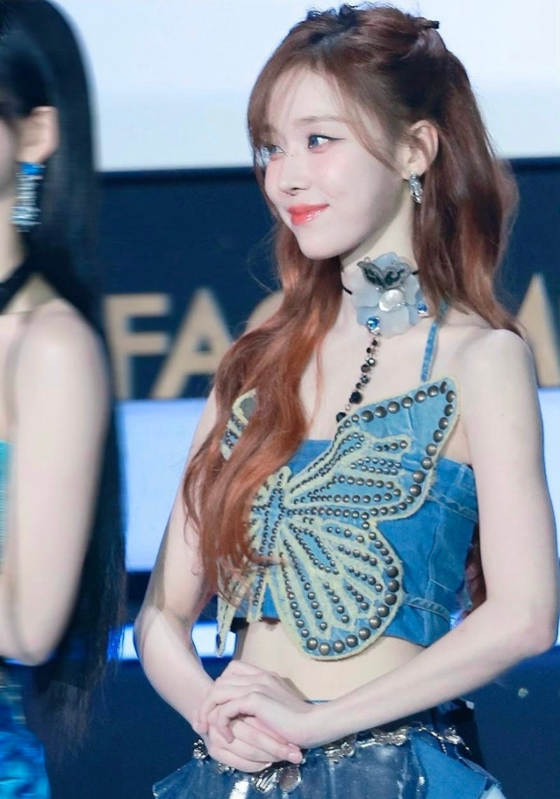 에스파 윈터 무대 의상 뭐길래? 나비 장식 데님 패션과 오렌지 브라운 헤어의 조합