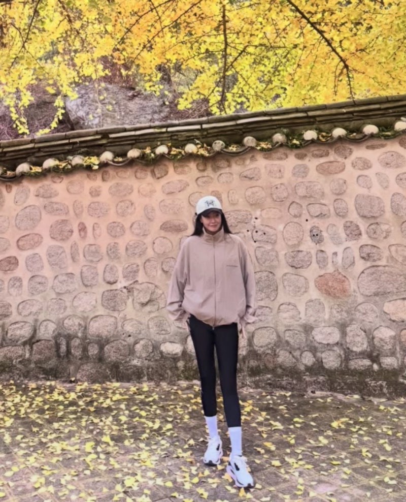 톱배우 김희선의 반전 사복.. 편안한 아크네 바람막이와 레깅스 핏