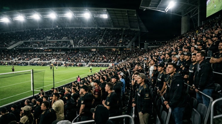 <b>손흥민 니하오</b> 인종차별 논란, LAFC 홈구장서 벌어진 일