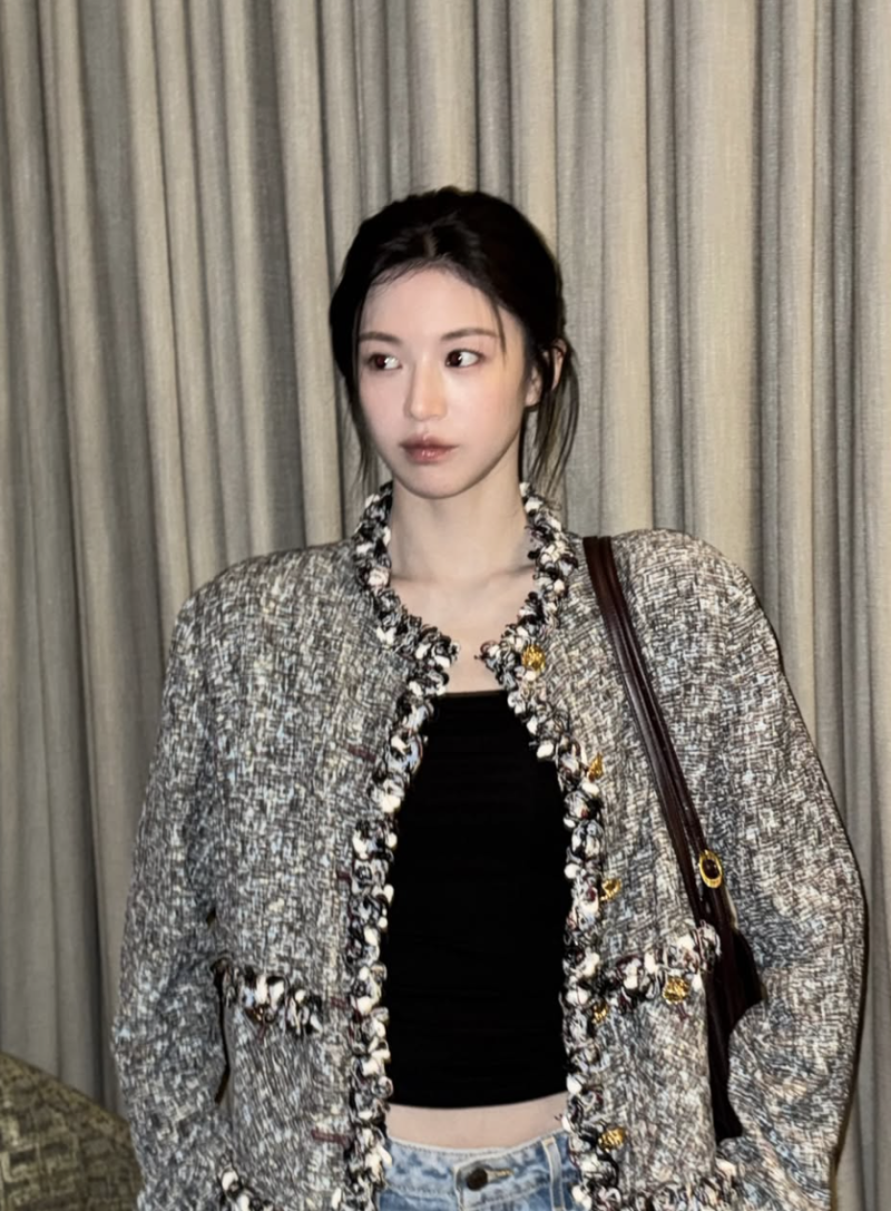 샤넬 트위드를 이렇게 입는다고? 고윤정, 청바지보다 더 눈에 띈 브라운 백