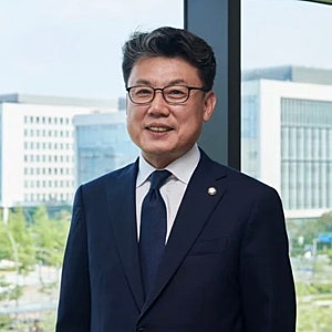 진성준 국방위원장 프로필｜나이 학력 고향 이력 재산부터 미국 비자 거부 논란까지
