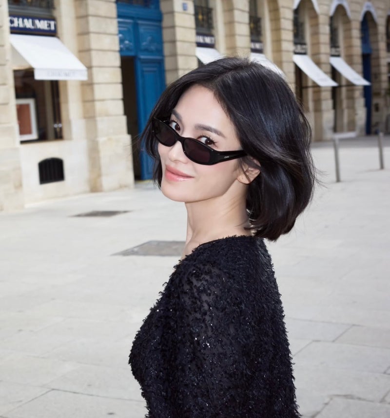 송혜교 쇼메 파리 방문, 블랙 미니 원피스에 티아라까지 착용한 패션
