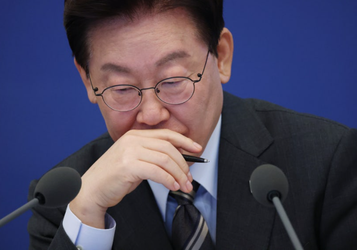 <b>이재명</b> 대통령, 밤새 SNS 10건 폭풍 게시…지지율 떨어지자 직접 반격....