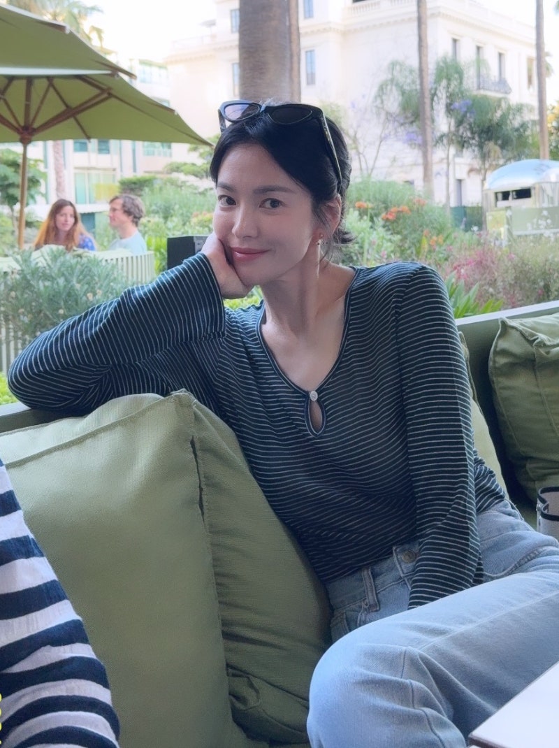 '이런 기본템은 못 참지..' 송혜교 사복 따라 입기