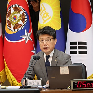 [속보] 與 진성준 국방위원장 美 비자 발급 거부당해…"강력한 유감"