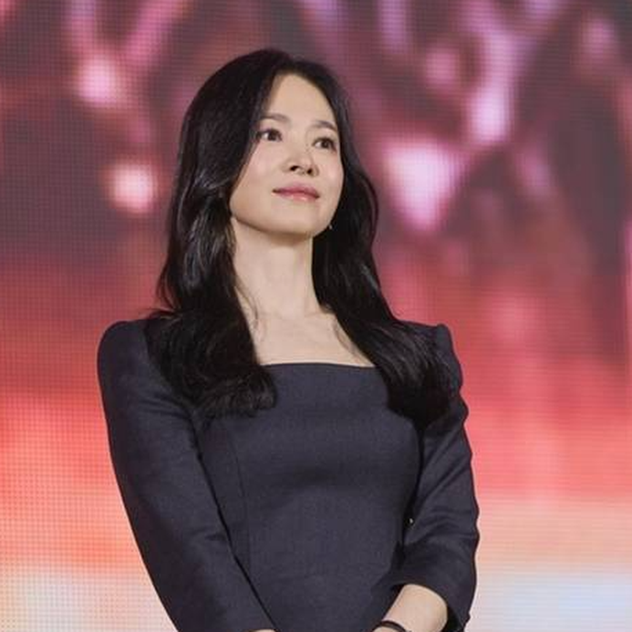 “드레스도 아닌데 이렇게 우아해?” 송혜교가 입은 회색 옷, 알고 보니 이 브랜드