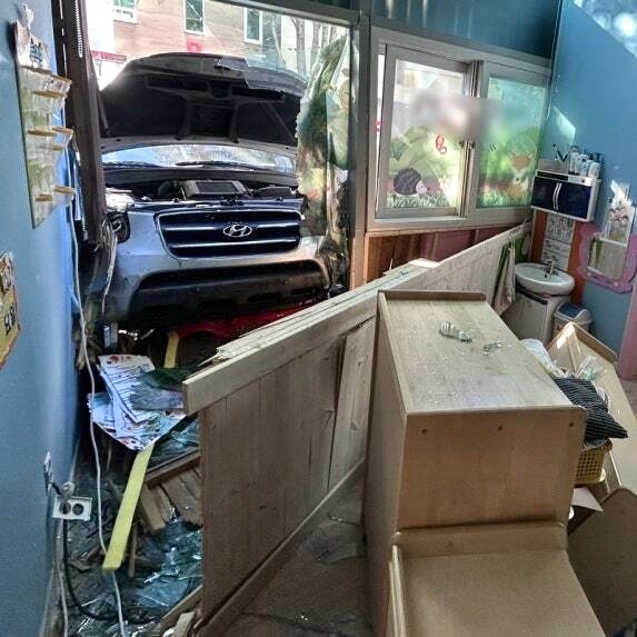 전남광주 서구 치평동 도로 80대 남성 운전 <b>SUV</b>가 70대 택시 들이받고 ....