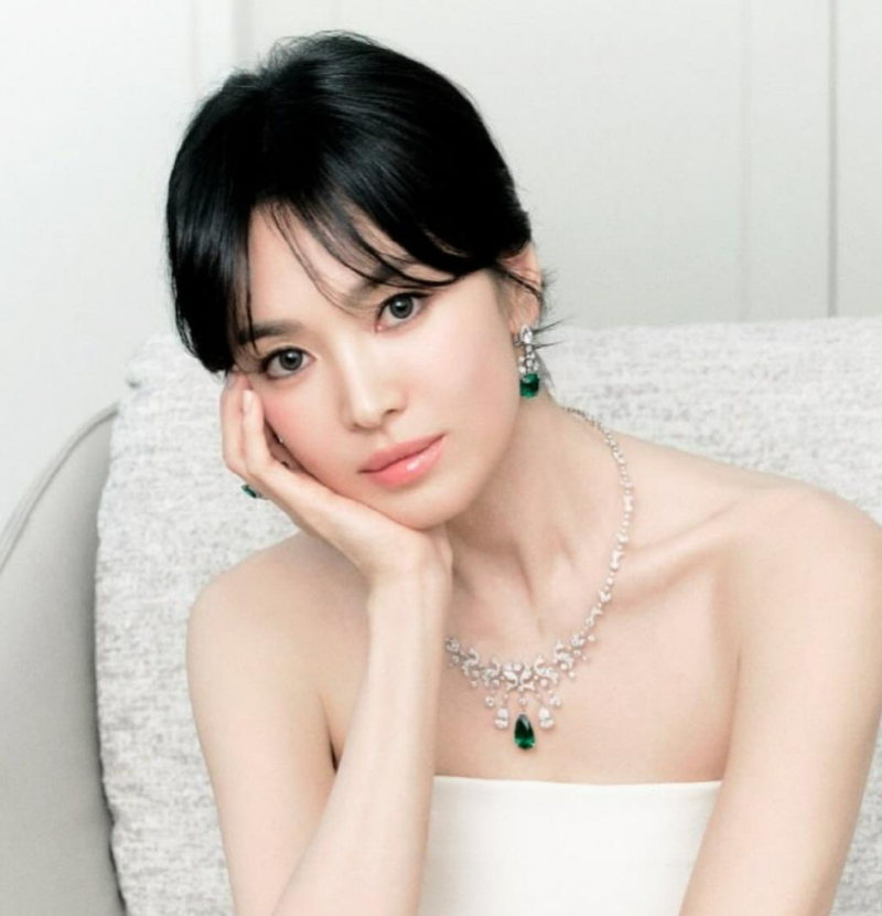 송혜교 눈 밑을 보세요. 밝게 할수록 손해 보는 이유