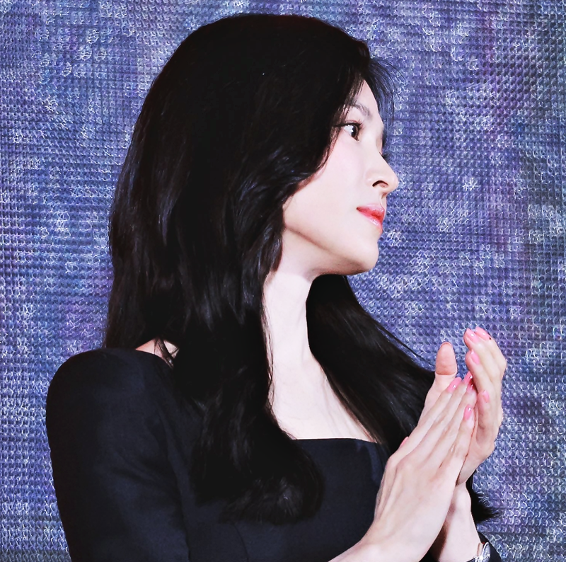 같은 블랙인데.. 상반신은 40대 송혜교 압승, 전신은 30대 설현 옆에서 참패한 패션
