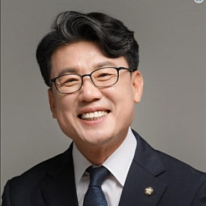 진성준 美 비자 거부에 이준석 직격탄…3선 의원에게 무슨 일이? 프로필부터 과거 판결까지
