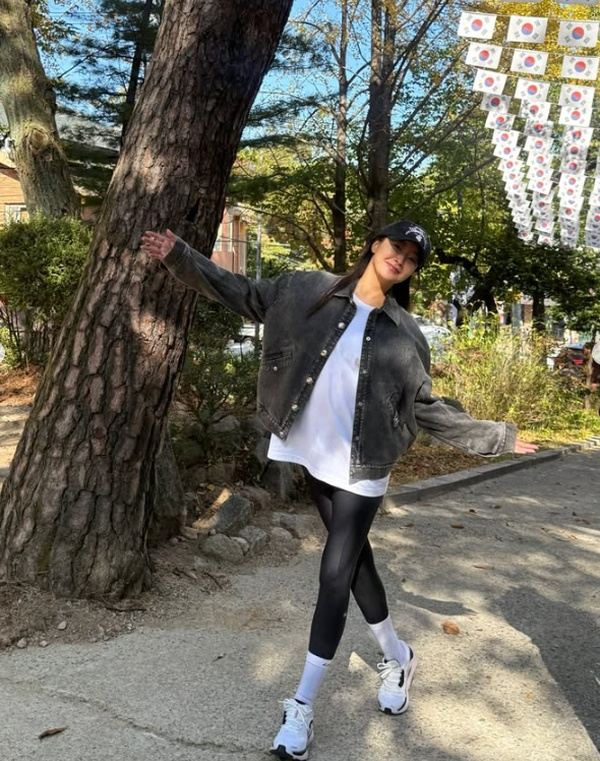 가을 보러 산에 갈래요?” 50세 김희선, 산에 갈 때 입은 옷이 의외로 단순했다