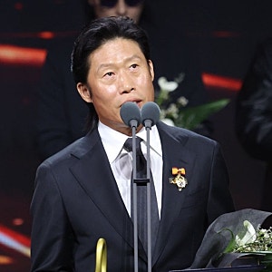 "마음 고생 얼마나 했길래" 유해진, 대통령 표창 수상 울컥한 모습...'암살자(들)' 언급 안 한 ....