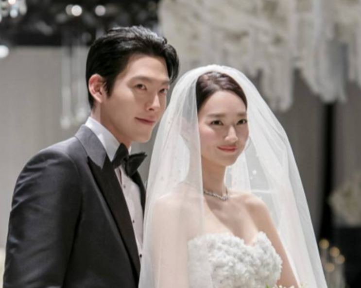 <b>김우빈</b> 내편 <b>신민아</b>  <b>결혼 1주년</b>에는 뭐한다고요?