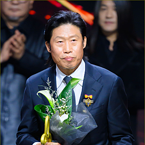 유해진 대통령 표창…‘암살자(들)’ 논란, 자택 앞 집회까지 번졌다