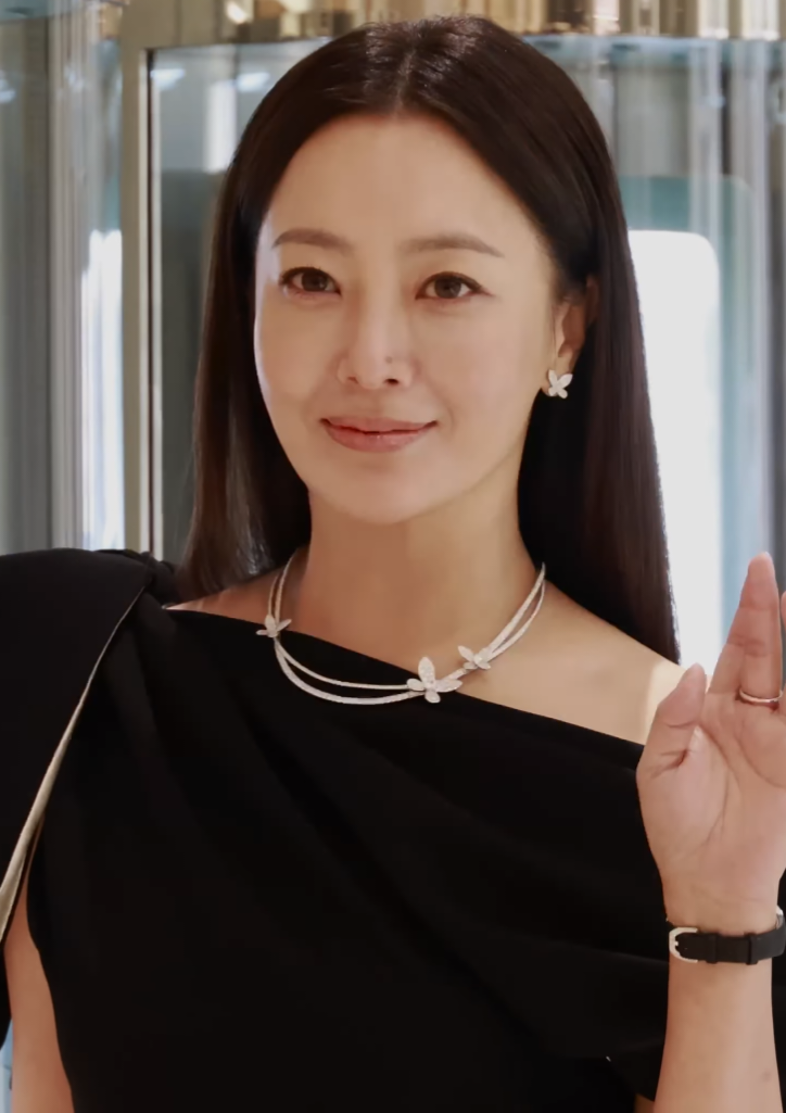 50세 김희선, 낙엽 잡는 가을 산행 근황…하루 2만보 걷기로 지킨 '방부제 미모'