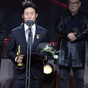 유해진 대통령표창 수상｜암살자(들) 논란 뒤 첫 공식석상, 그가 꺼낸 한마디