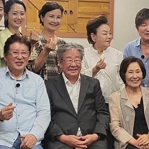 임호, 최불암 김수미 전원일기 가족 사진 속 두 사람의 웃음이 더 먹먹