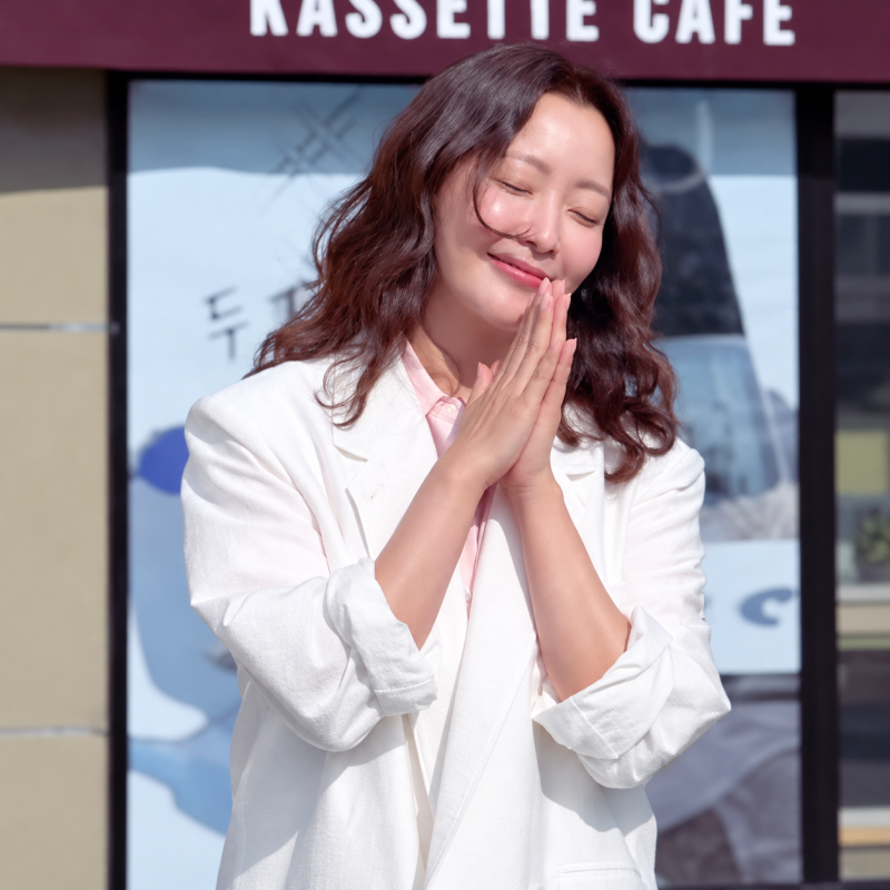 90년대 패션 아이콘의 반전 근황…화려한 드레스 대신 등산복 입고 가을 산에 간 여배우