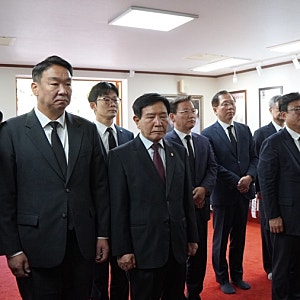 [정의희망용기] 장동혁 당 대표님과 구미 박정희 대통령님 생가를 방문하였습니다  - 정희용 ....