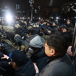 '햄버거 회동' 군인 등 8명 전원 무죄...법원 "국헌문란 목적 인정 안 돼"