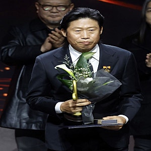 유해진, 신변보호 해제 후 첫 공식석상서 대통령 표창 수상