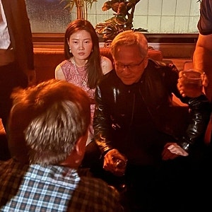 NYT "젠슨 황 접근한 중국 여성 스파이 의혹" 보도… 中 정부 "순전한 모함과 왜곡"