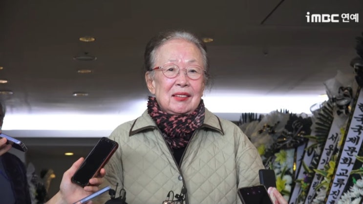 "먼저 가셨네…" 故 <b>최불암</b> 빈소 찾은 배우 <b>나문희</b>의 먹먹한 <b>작별</b> 인....