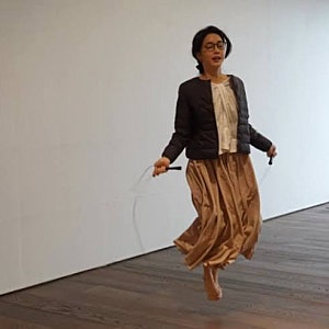 김건희 “골프 배운 적도 없다” 측근들 줄넘기 사진 공개…그런데 5년형 받은 재판은?