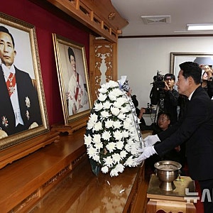 장동혁 박정희 생가 참배, 방명록에 "중단하는 자는 승리하지 못한다"