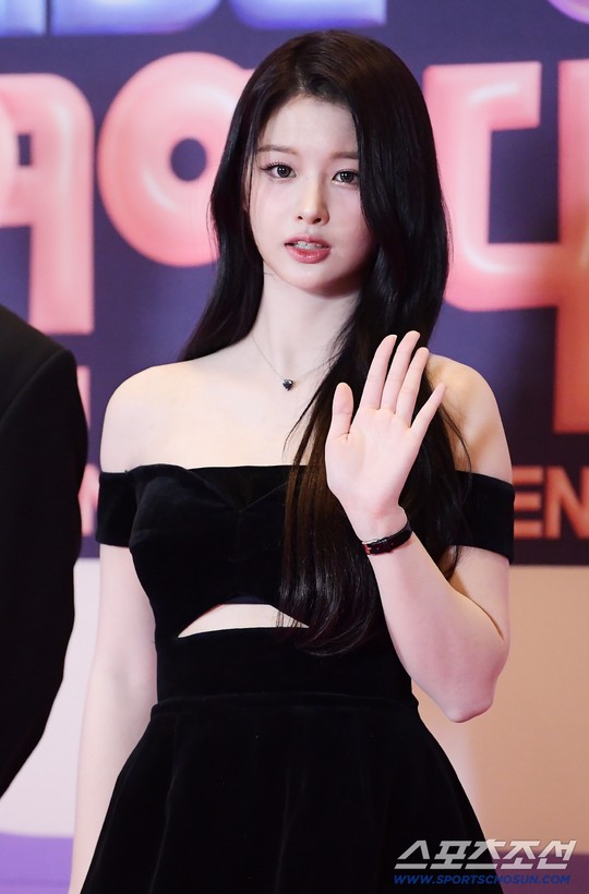 엔믹스 <b>설윤</b> '<b>놀라운 토요일</b>' <b>첫 출연</b>에 팀전 받쓰 도전했다 사과...