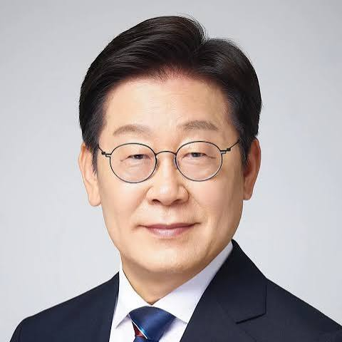 이재명 <b>대통령</b> 해외 <b>순방</b> 중 링거맞고 코피... "돼지 눈엔 돼지만" 야....