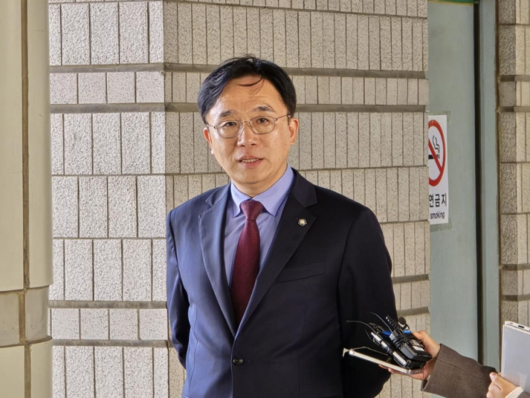 <b>정철승 변호사</b> 항소심 징역 1년 6개월｜피해자 신원공개·후배 강제....