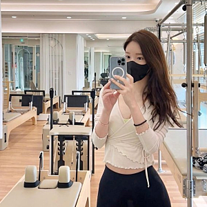 “두 아들 엄마 맞아?”…야옹이 작가, 둘째 출산 후 -30kg 완벽 뒤태 인증