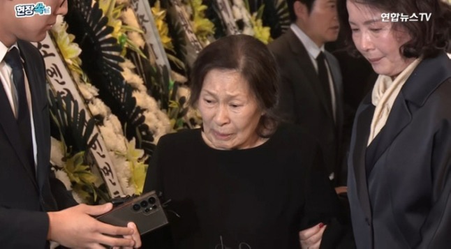 <b>김혜자</b>·윤여정, 故 <b>최불암 빈소</b>서 부둥켜안고 <b>눈물</b>…“속상하다” ....