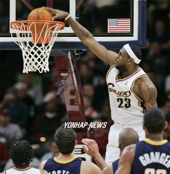 고등학교 덩크슛을 한 르브론