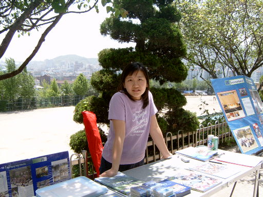  학교에서 IYF 가판 홍보~