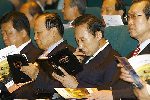  사람이 모든 노력을 하지만 결과를 만들어 주는 것은 하나님이다.(이명박 후보) 